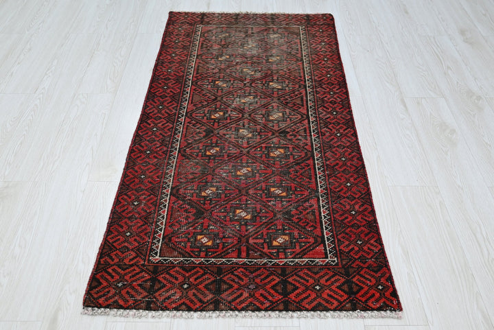 red Runner rug 2' 6" x 5' 0"