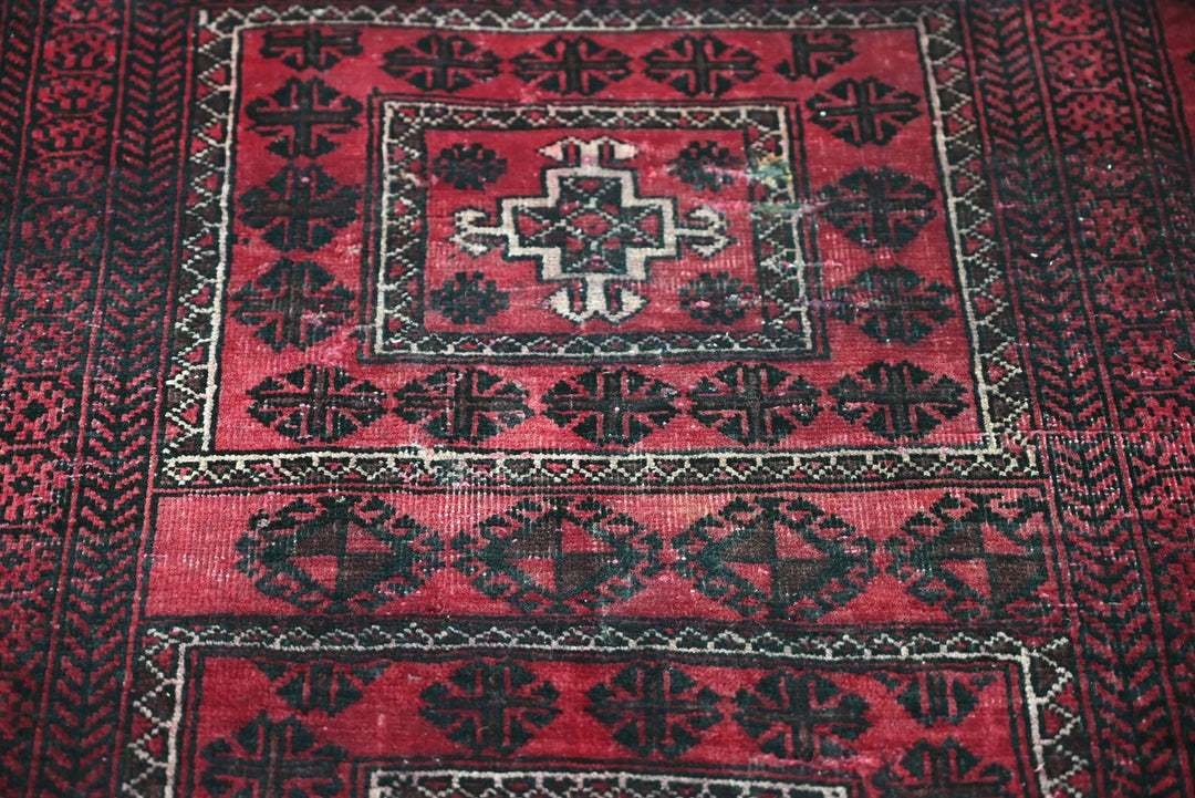 red Runner rug 2' 6" x 5' 2"