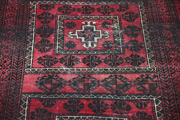red Runner rug 2' 6" x 5' 2"