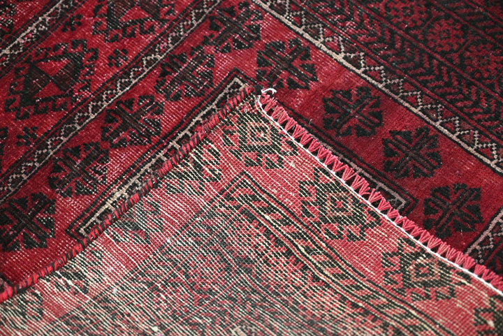 red Runner rug 2' 6" x 5' 2"