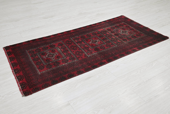 red Runner rug 2' 6" x 5' 2"