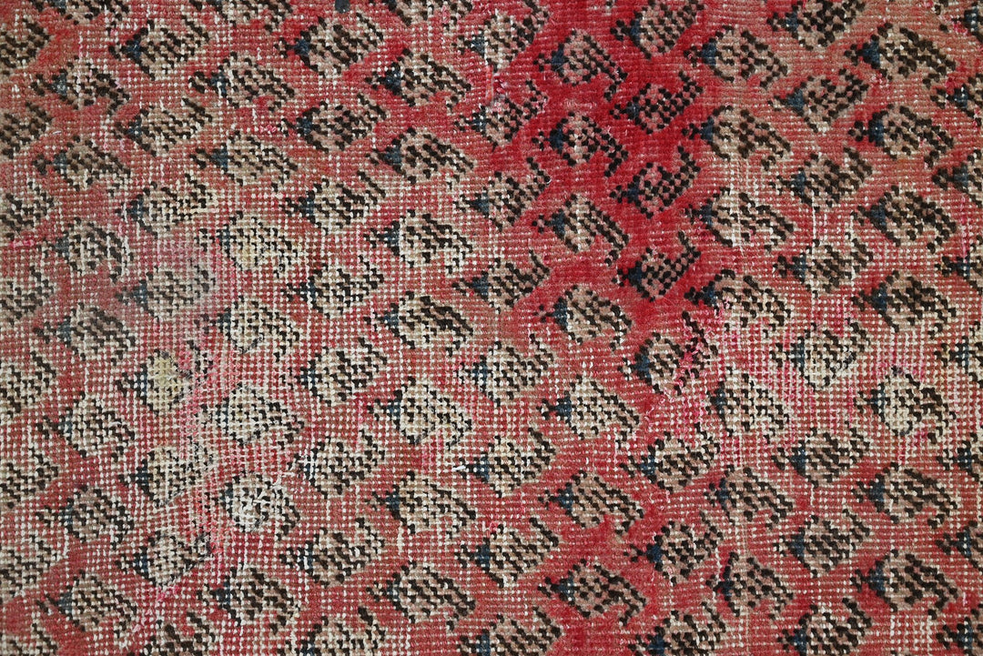 red Accent rug 2' 4" x 3' 7"