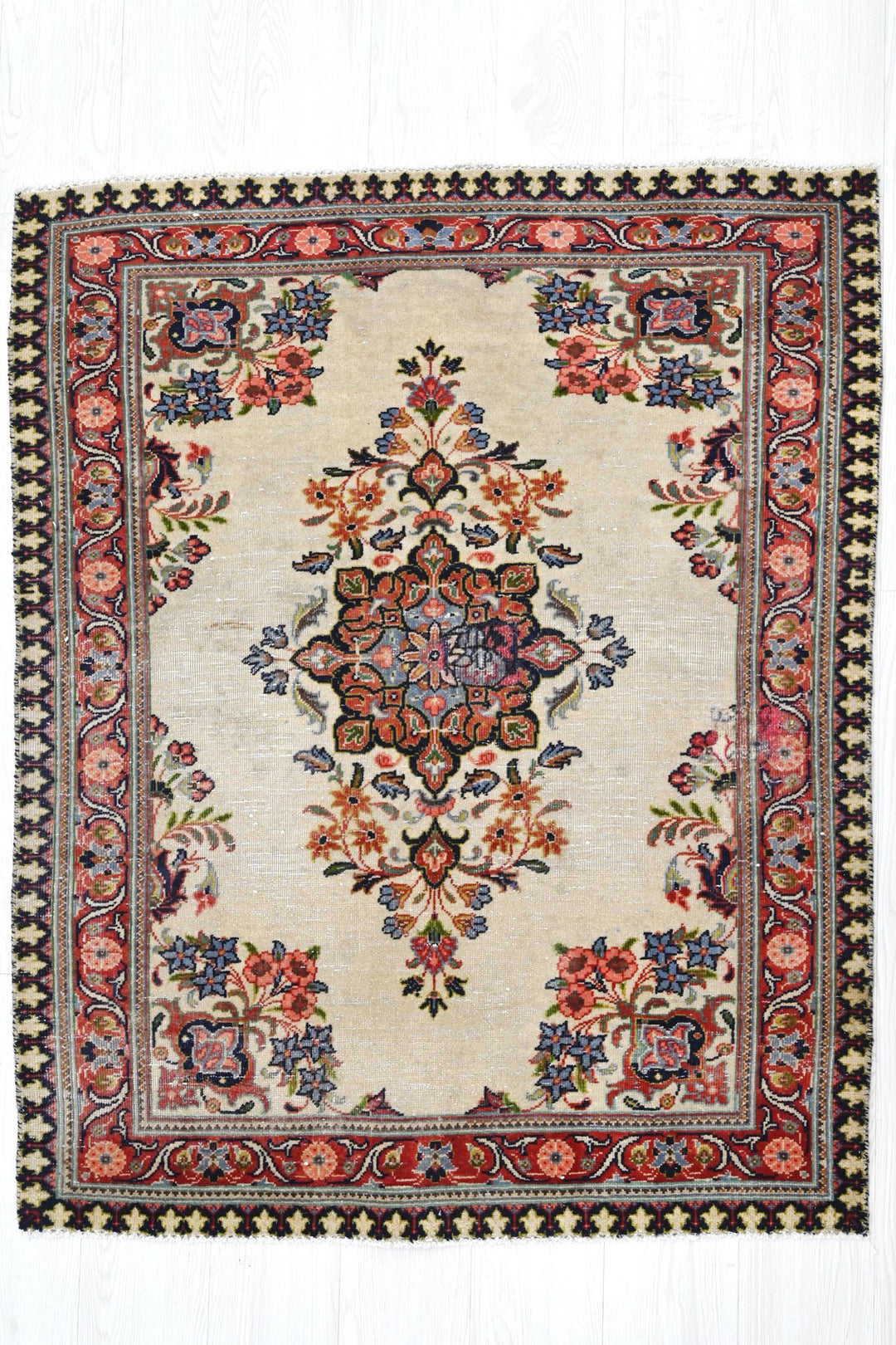 white Accent rug 3' 3" x 4' 1"