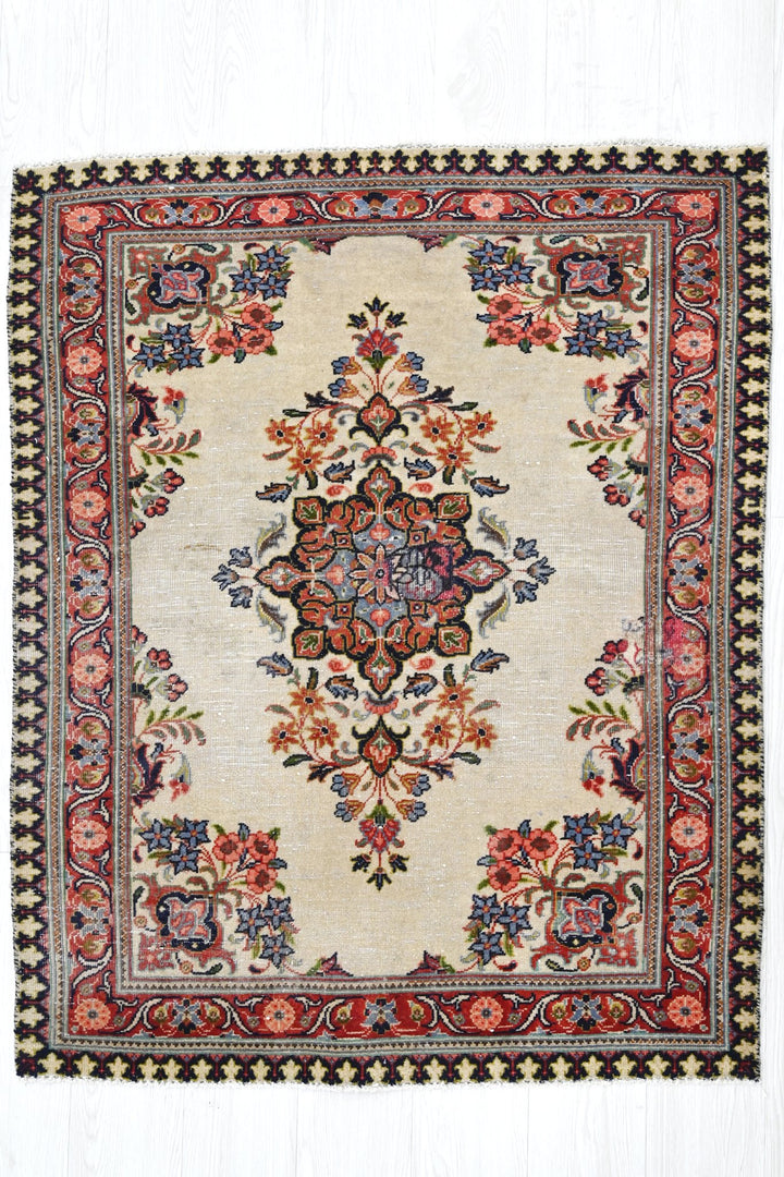 white Accent rug 3' 3" x 4' 1"