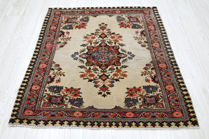 white Accent rug 3' 3" x 4' 1"