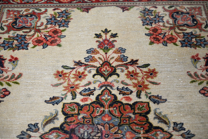 white Accent rug 3' 3" x 4' 1"
