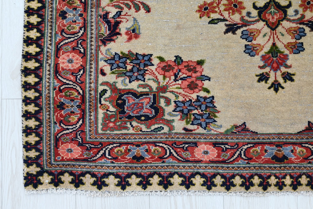 white Accent rug 3' 3" x 4' 1"