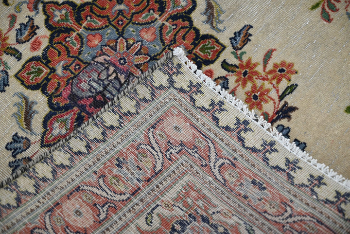 white Accent rug 3' 3" x 4' 1"