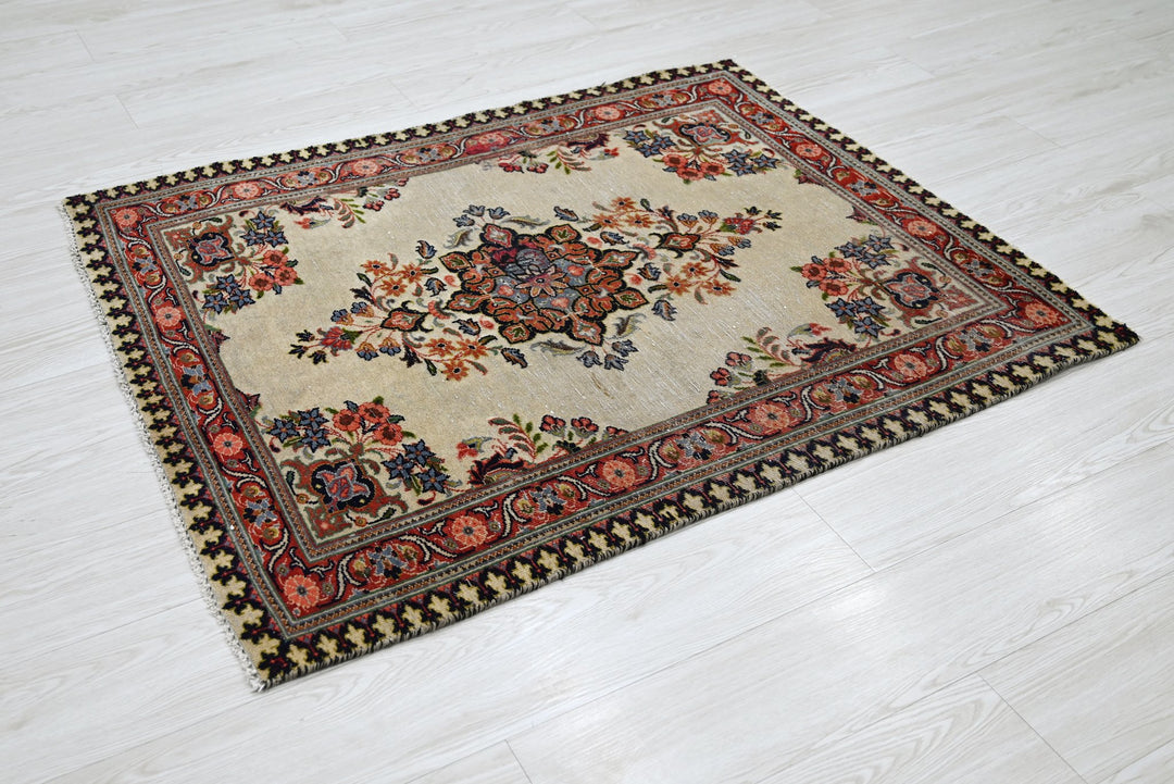 white Accent rug 3' 3" x 4' 1"