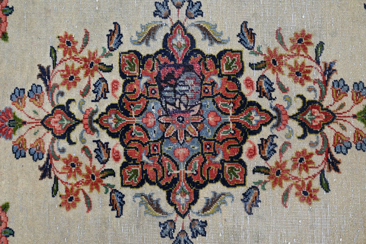 white Accent rug 3' 3" x 4' 1"