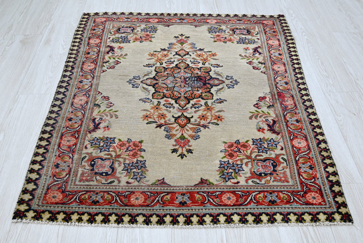 white Accent rug 3' 3" x 4' 1"