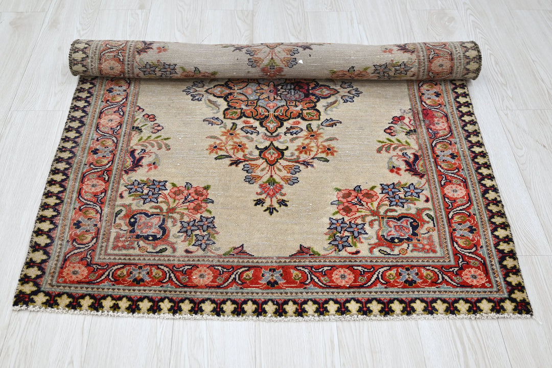 white Accent rug 3' 3" x 4' 1"