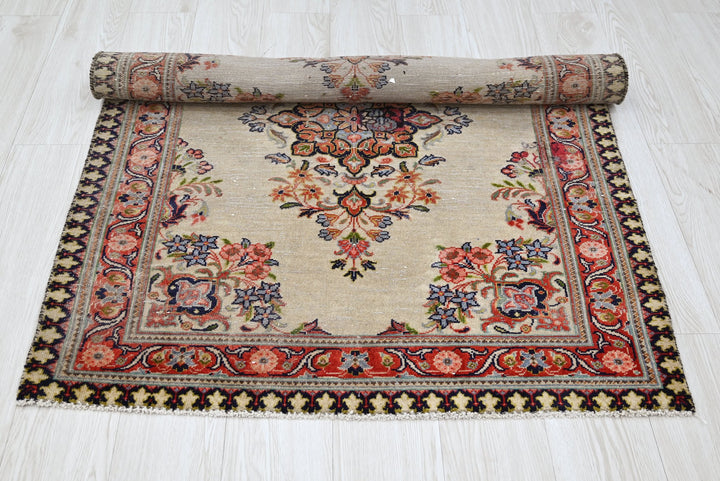 white Accent rug 3' 3" x 4' 1"