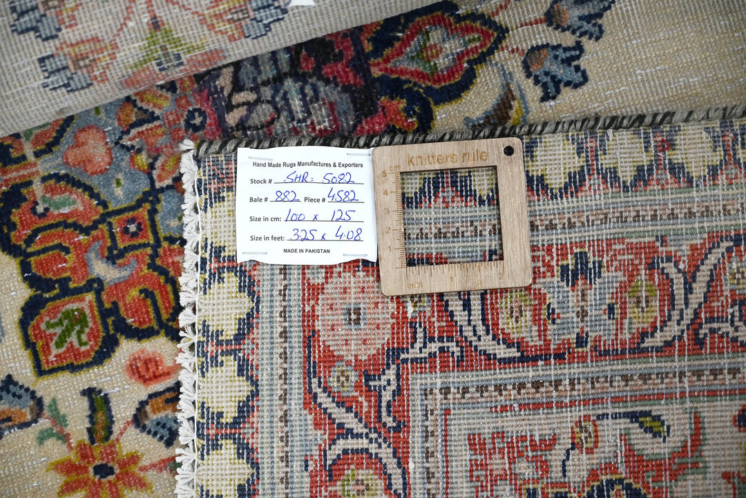 white Accent rug 3' 3" x 4' 1"
