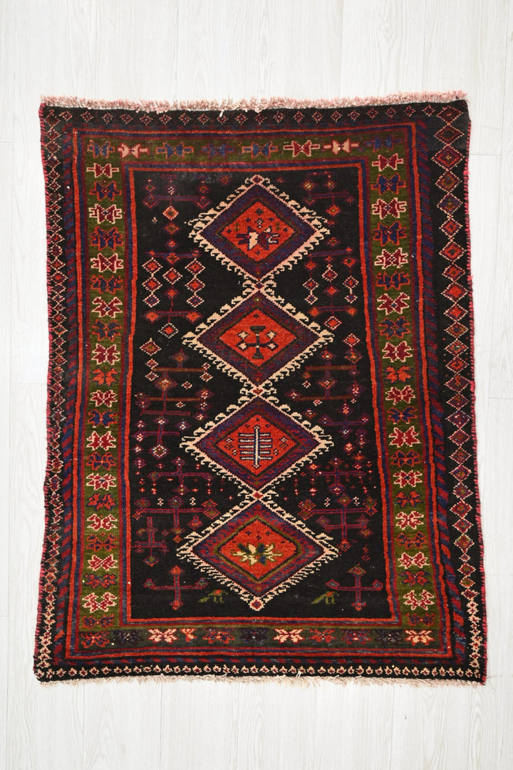 black Accent rug 2' 7" x 3' 7"