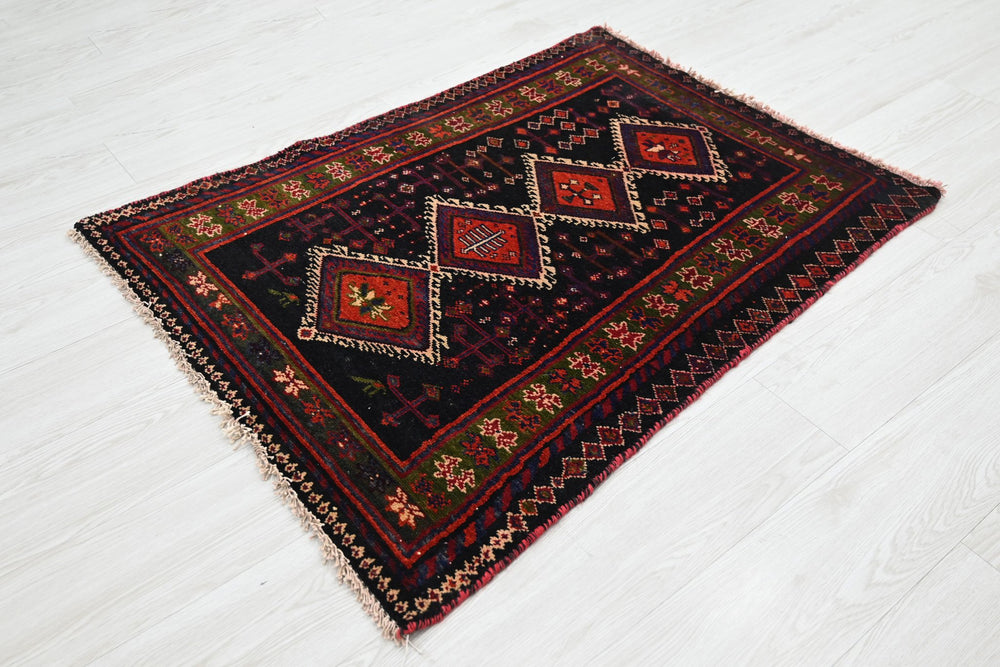 black Accent rug 2' 7" x 3' 7"