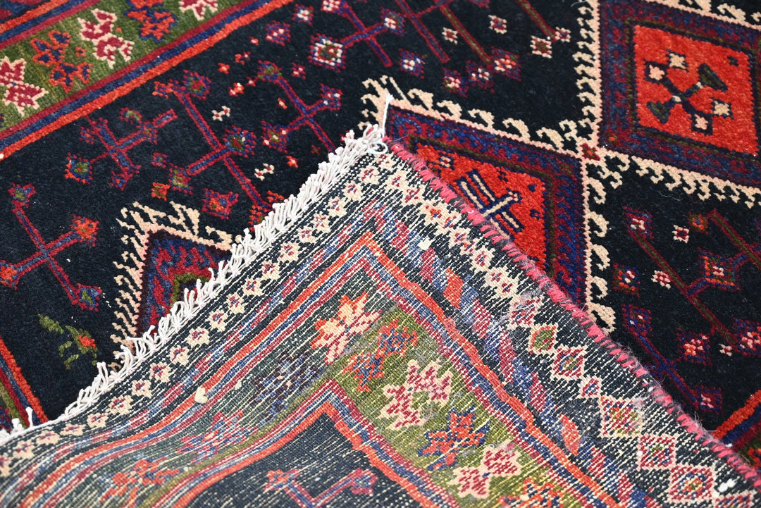 black Accent rug 2' 7" x 3' 7"