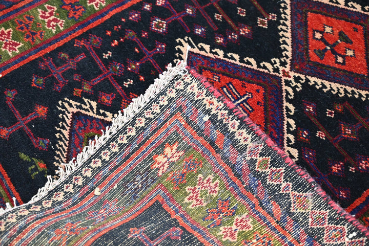 black Accent rug 2' 7" x 3' 7"