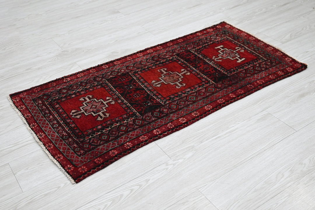 red Accent rug 1' 10" x 3' 10"