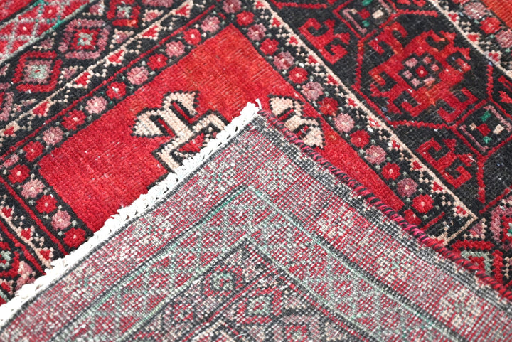 red Accent rug 1' 10" x 3' 10"