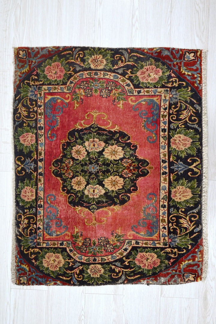 red Accent rug 2' 6" x 3' 0"