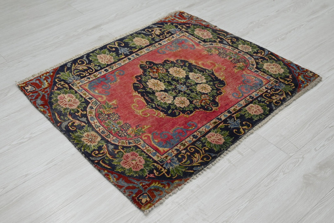red Accent rug 2' 6" x 3' 0"