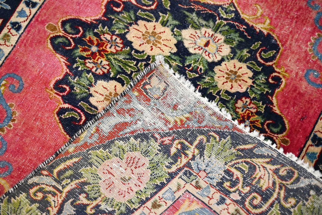 red Accent rug 2' 6" x 3' 0"