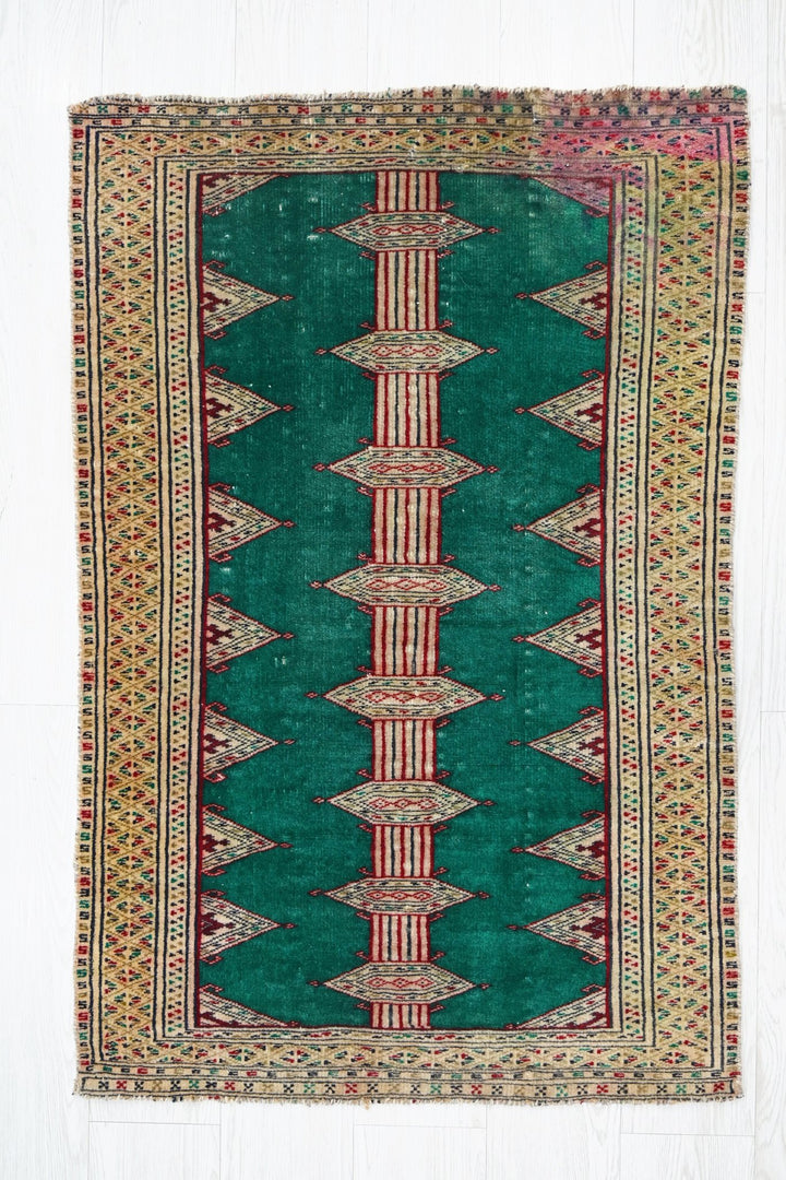 green Accent rug 2' 5" x 3' 7"