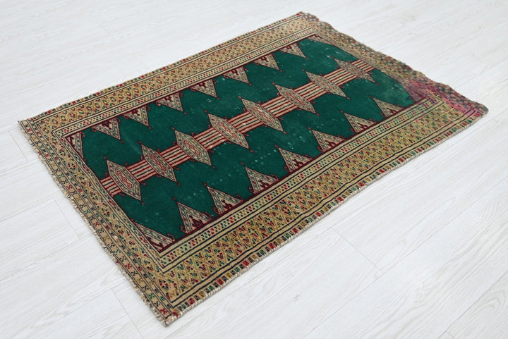 green Accent rug 2' 5" x 3' 7"