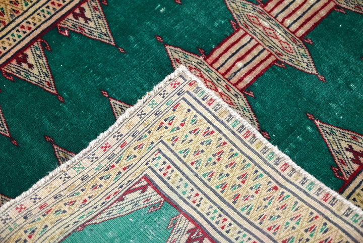 green Accent rug 2' 5" x 3' 7"