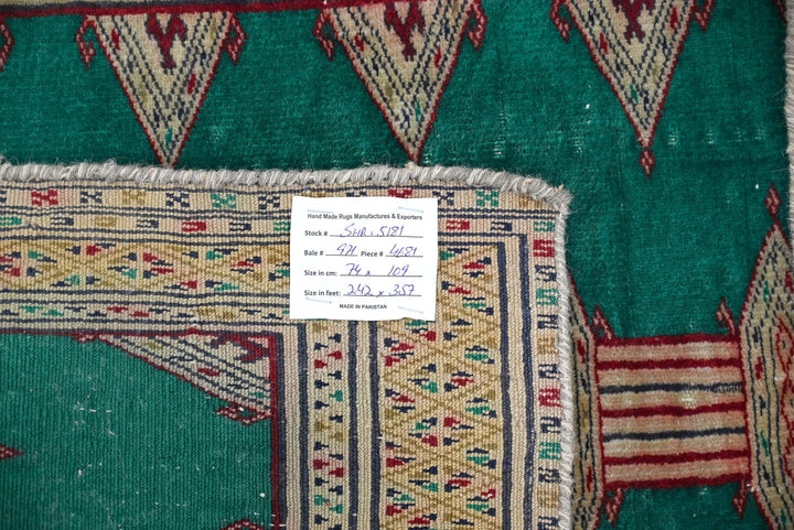 green Accent rug 2' 5" x 3' 7"
