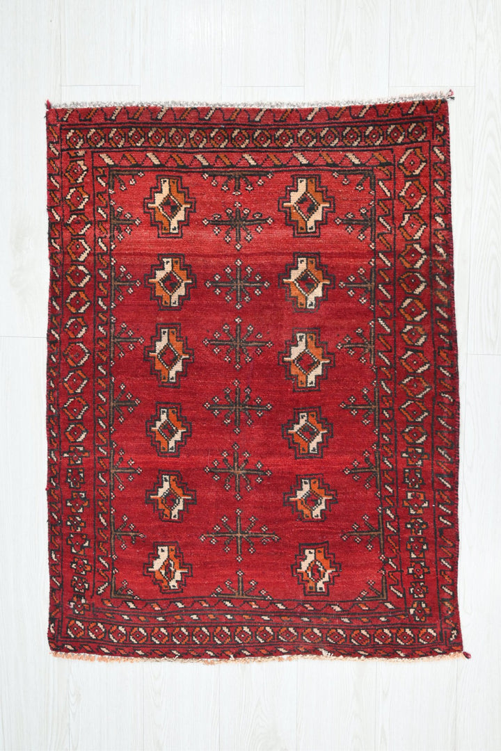 red Accent rug 2' 7" x 3' 3"