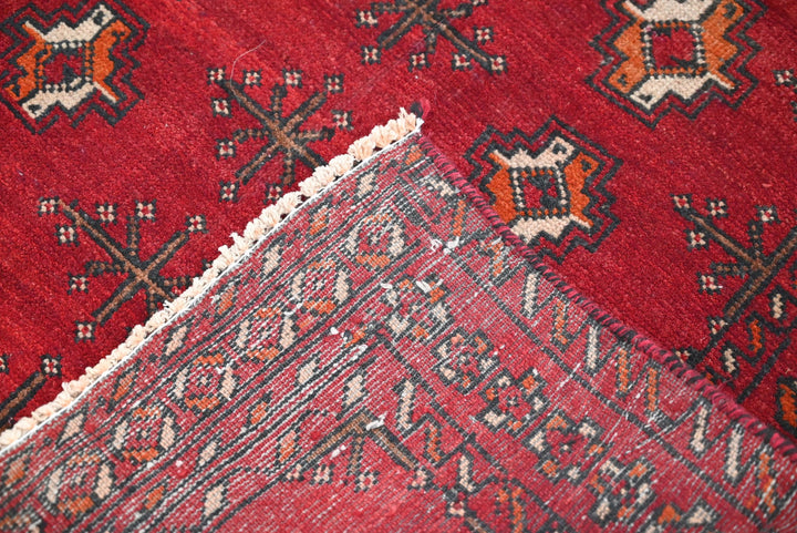 red Accent rug 2' 7" x 3' 3"