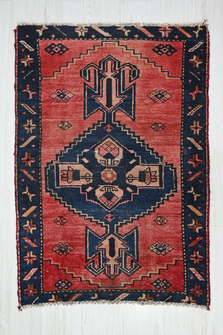 red Accent rug 2' 5" x 3' 6"