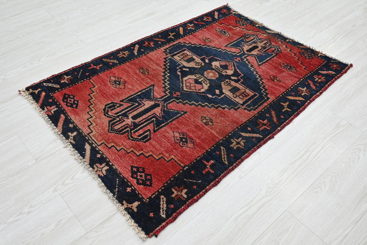 red Accent rug 2' 5" x 3' 6"