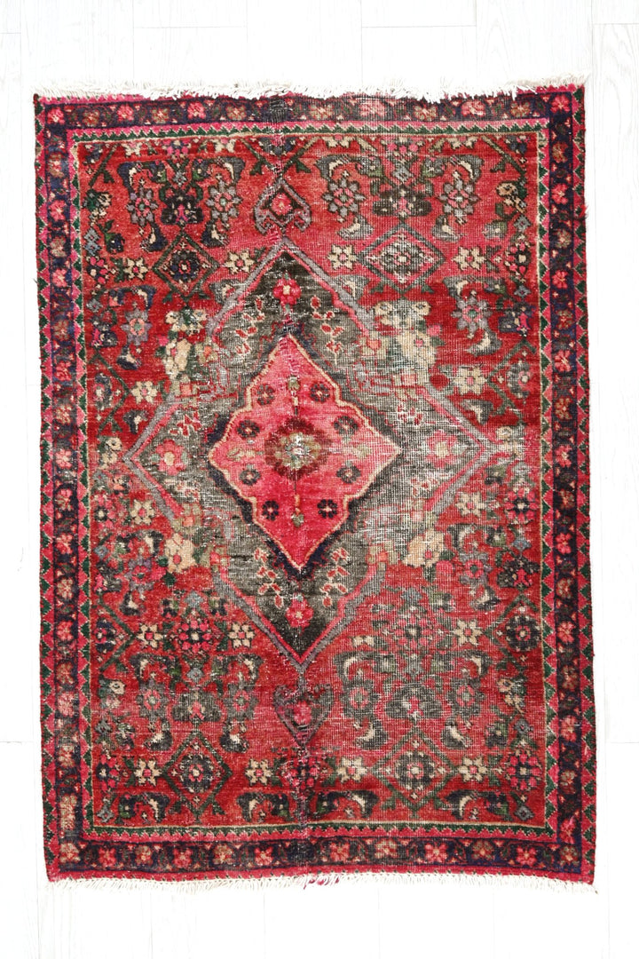 red Accent rug 2' 5" x 3' 3"