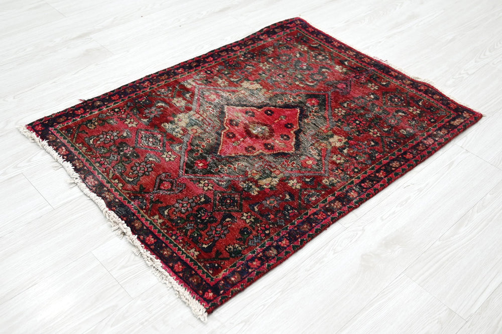 red Accent rug 2' 5" x 3' 3"