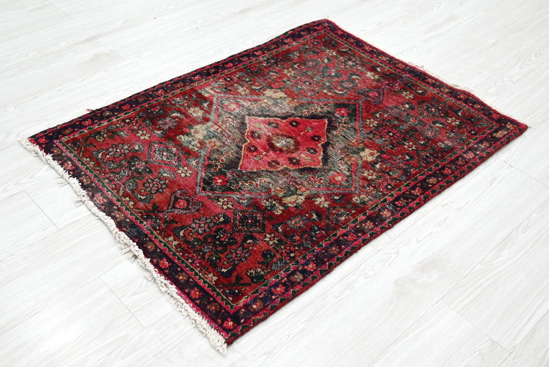 red Accent rug 2' 5" x 3' 3"
