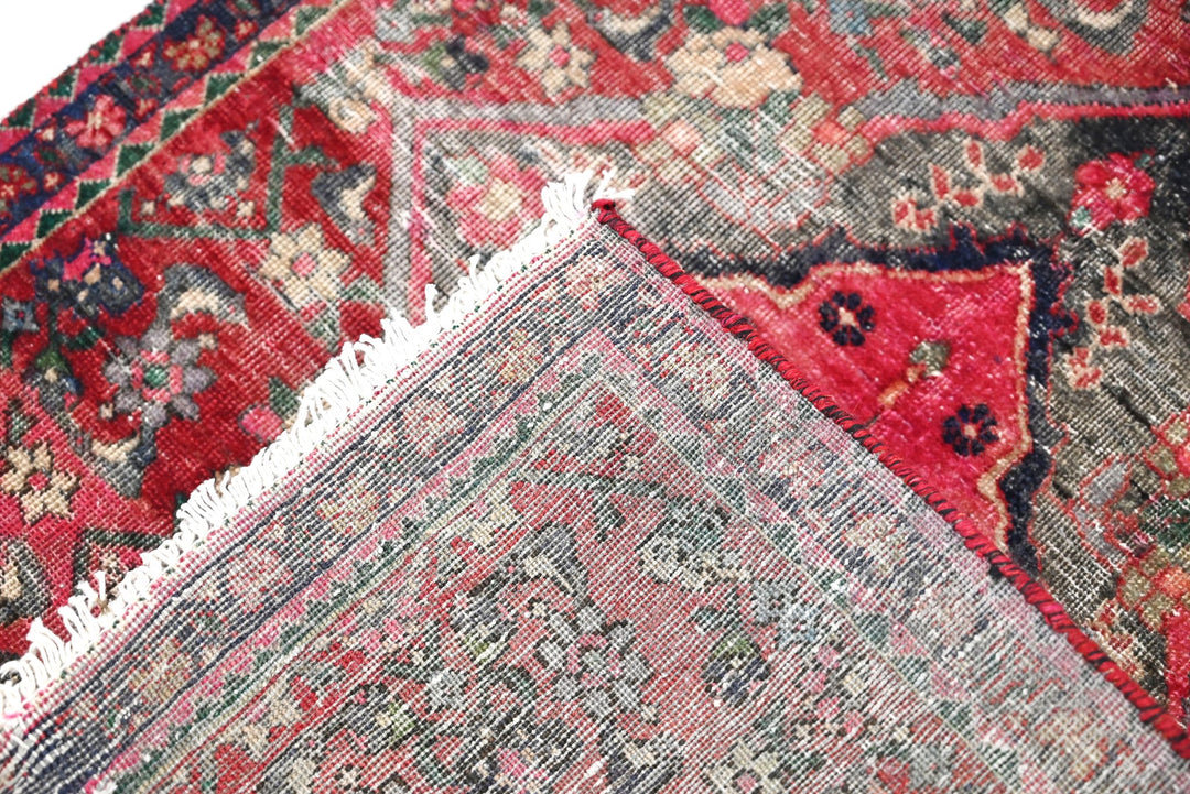 red Accent rug 2' 5" x 3' 3"