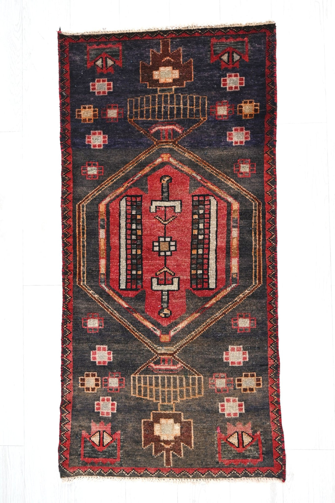 gray Accent rug 2' 1" x 4' 2"