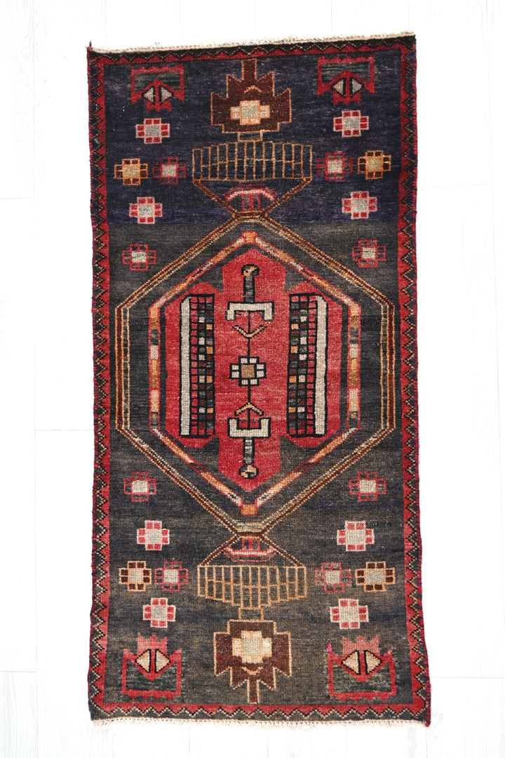 gray Accent rug 2' 1" x 4' 2"