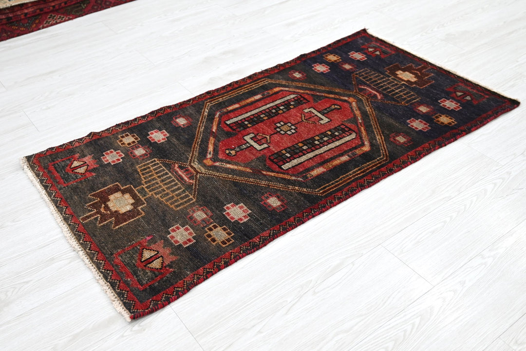 gray Accent rug 2' 1" x 4' 2"