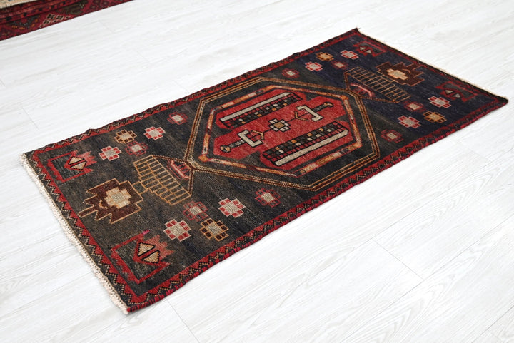 gray Accent rug 2' 1" x 4' 2"