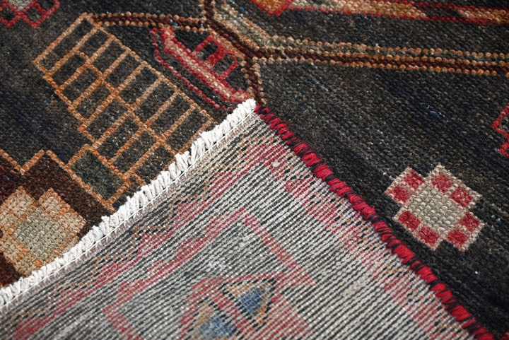 gray Accent rug 2' 1" x 4' 2"