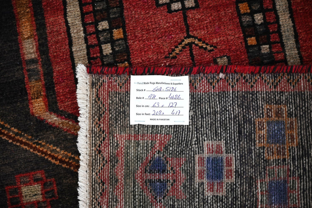 gray Accent rug 2' 1" x 4' 2"
