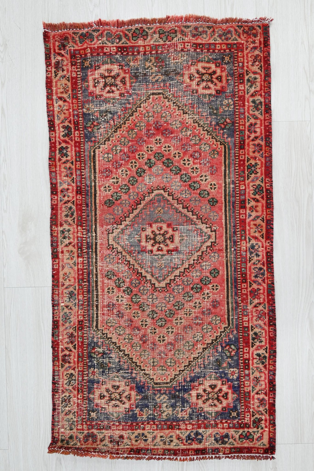 red Accent rug 2' 1" x 3' 11"