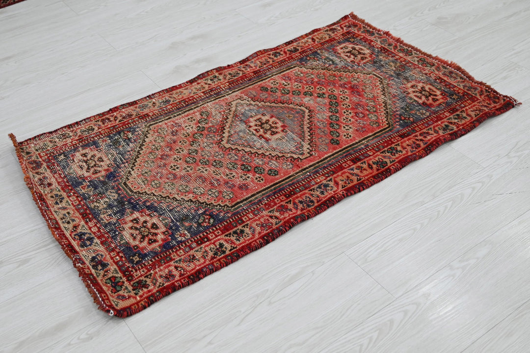 red Accent rug 2' 1" x 3' 11"
