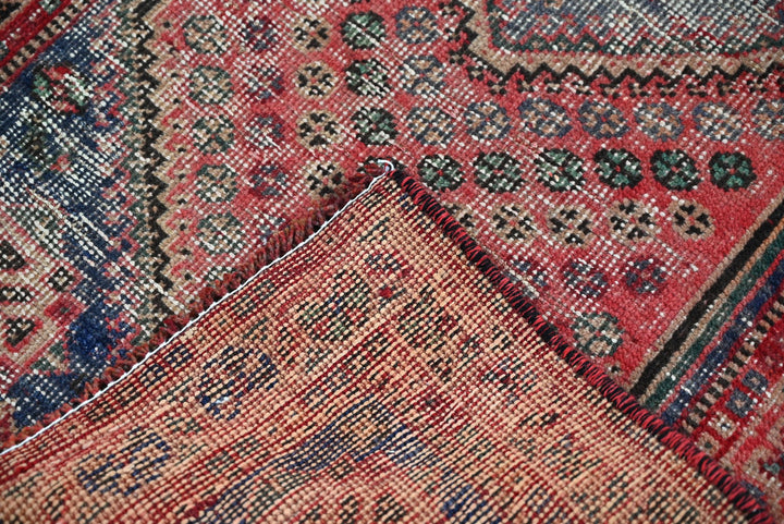 red Accent rug 2' 1" x 3' 11"