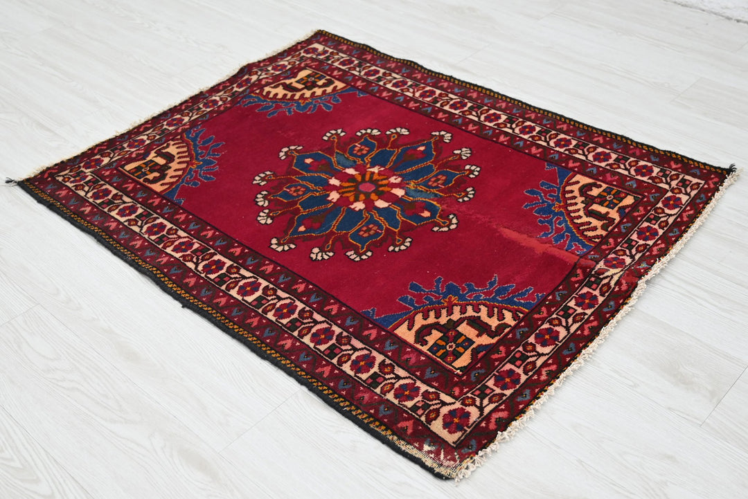 red Accent rug 2' 10" x 3' 5"