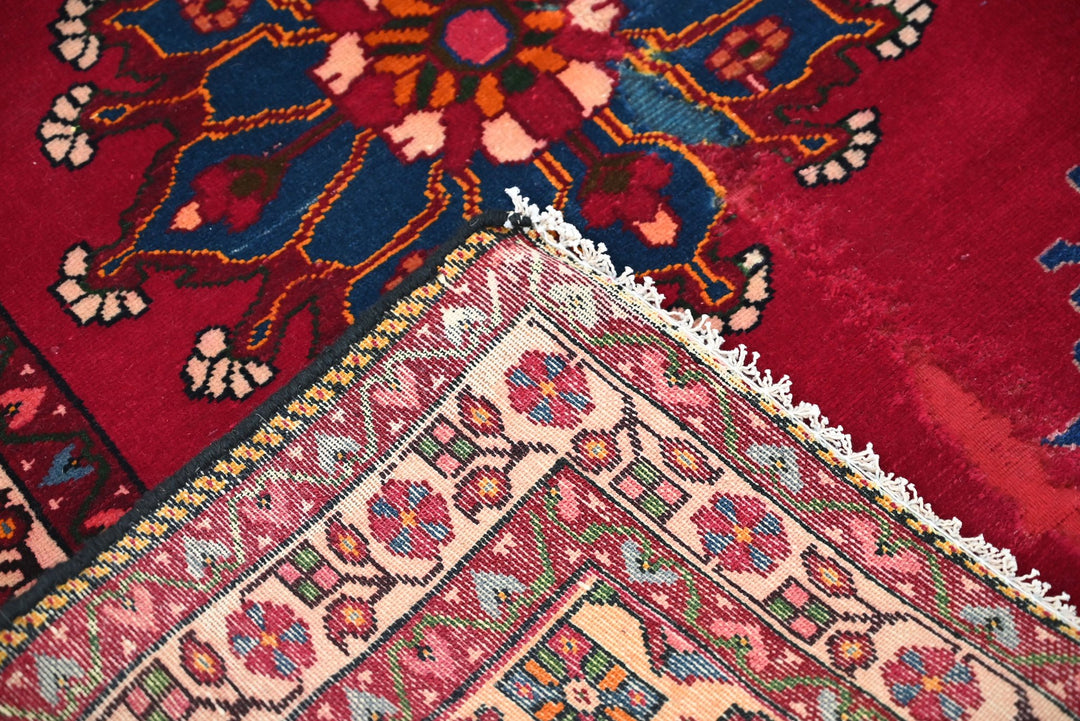 red Accent rug 2' 10" x 3' 5"